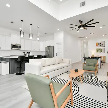 Luxe 3Br/2Ba Near Downtown•Sleeps 9• Netflix•Wi-Fi Villa
